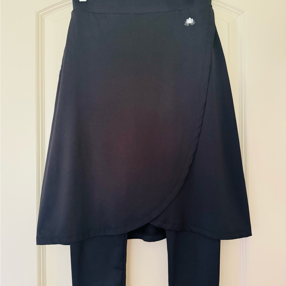 Snoga Athletic XS - 22 inch length- Black Women's Skirt with Leggings